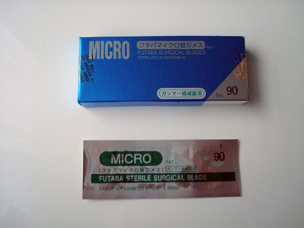 フタバマイクロ替刃メス販売単位１箱（１２本入りパッケージ）と個包装